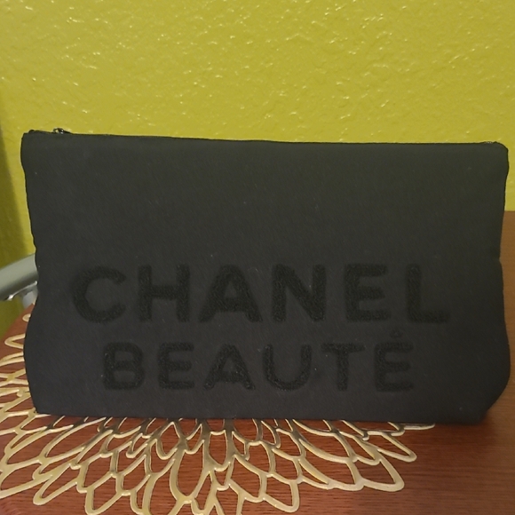 Chanel Beauté Black Cosmetic Pouch - Picture 1 of 2